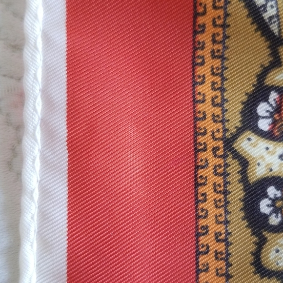 Vintage scarf rolled hem - Picture 5 of 5